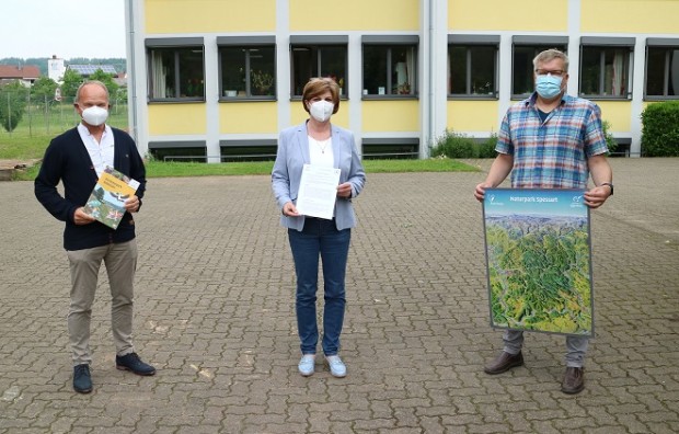 (von links) Bürgermeister Rainer Kroth, Bürgermeisterin Elisabeth Steger und Rektor Thomas Weigel freuen sich über die Kooperationsvereinbarung mit dem Naturpark Spessart (Foto O. Kaiser) 
