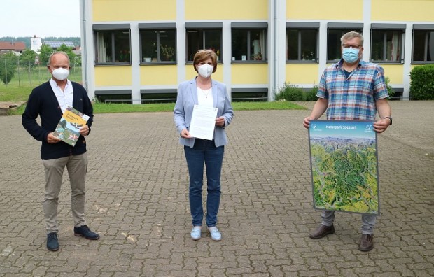 (von links) Bürgermeister Rainer Kroth, Bürgermeisterin Elisabeth Steger und Rektor Thomas Weigel freuen sich über die Kooperationsvereinbarung mit dem Naturpark Spessart (Foto O. Kaiser)