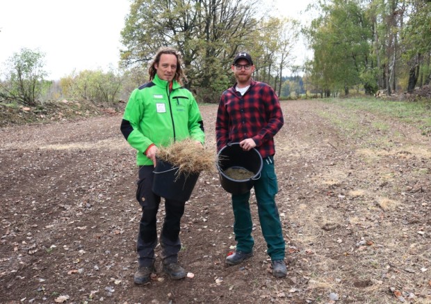 Christian Salomon und Bewirtschafter Dominik Herteux bei der Ansaat - Foto Svenja Fischer1