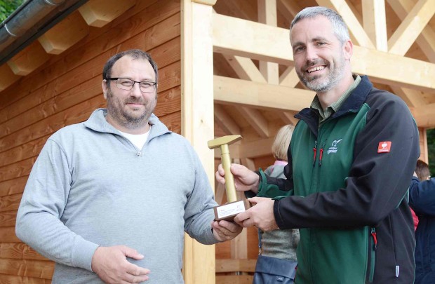 Stellvertretender Geschäftsführer Julian Bruhn mit dem Zimmermann Ralph Herchet (links) bei der Überreichung des "Goldenen Hammers" (Foto J. Weidle)