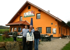 Familie Väth vor der Vesperstube in Hessenthal (Foto: Naturpark Spessart e.V.)