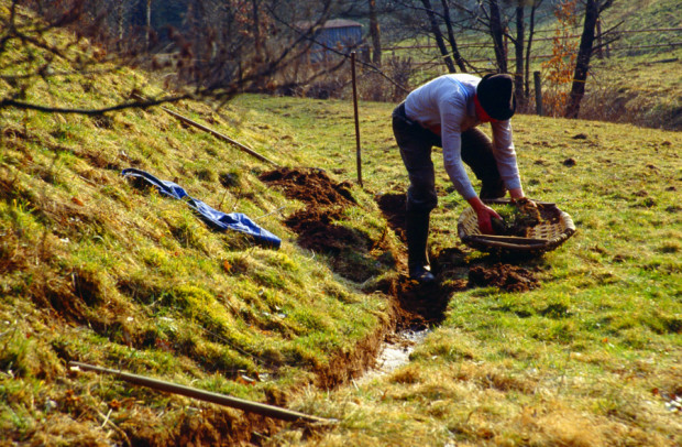 Grabenpflege bei Wässeriwesen in Partensetin ( Foto: Heinz Steigerwald)
