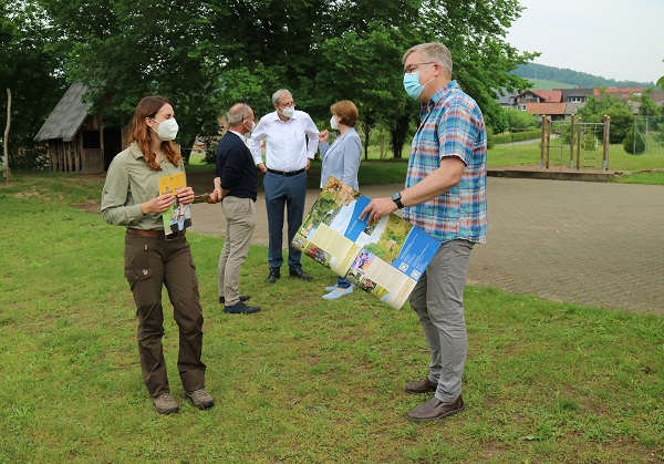 Die Kooperationspartner im angeregten Gespräch, vorne Rangerin Victoria Schuler und Rektor Thomas Weigel, im Hintergrund die Bürgermeister Kroth, Zöller und Steger (von links), Foto O. Kaiser