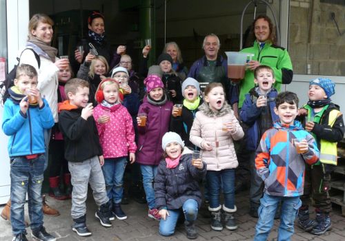 Hintere Reihe links Lehrerin Sarah Schmitt ganz rechts Christian Salomon daneben Herbert und Ilona Brand 350x500 Hintere Reihe links Lehrerin Sarah Schmitt ganz rechts Christian Salomon daneben Herbert und Ilona Brand 350x500 Grünlandprojekt im Dammbachtal: Grundschüler keltern Apfelsaft, Gemeinde pflanzt Obstbäume