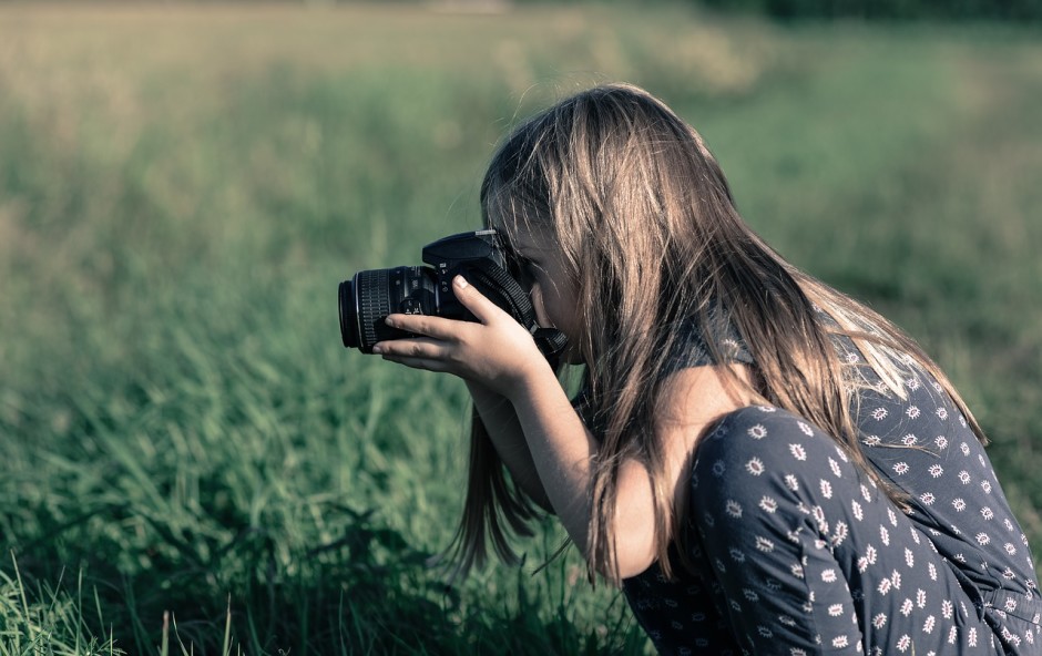 Kind beim Fotografieren in der Natur (Quelle: Skitterphoto, pixabay)