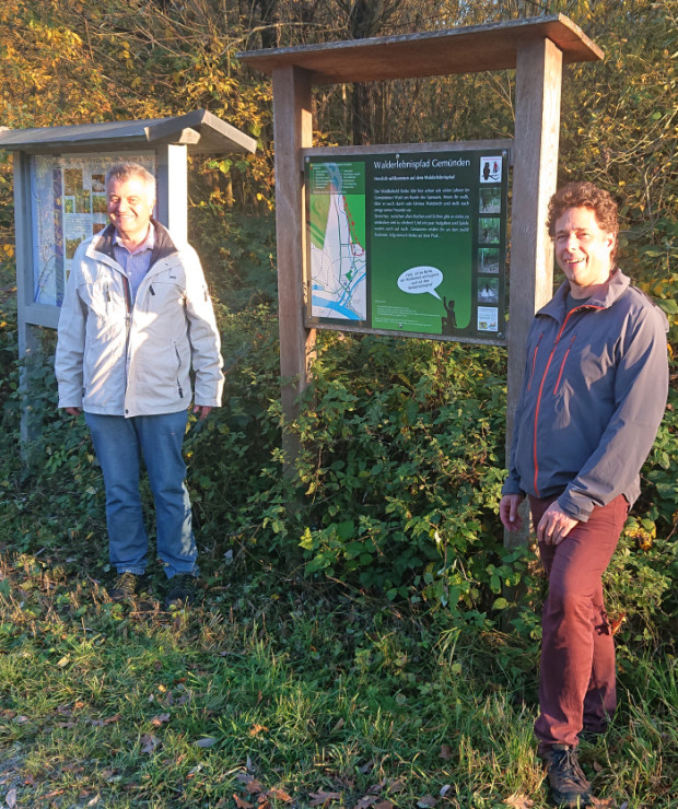 Naturpark-Geschäftsführer Oliver Kaiser (rechts) stellt Markus Latt (links im Bild) sein zukünftiges Tätigkeistfeld vor,  z.B. die Kontrolle von Lehrpfaden( Foto: Julian Bruhn)