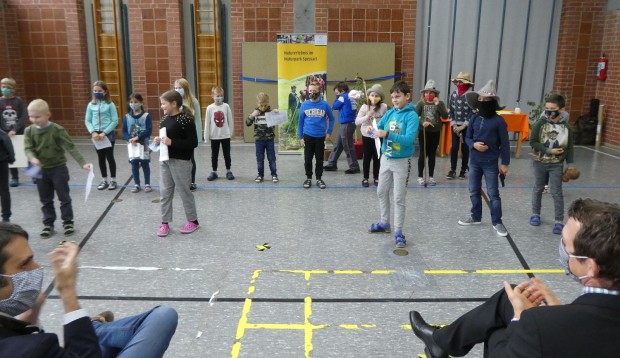 Aufführung der 3 und 4. Klasse (Foto: Oliver Kaiser) - Die Kinder stellen Assoziationen zum Naturpark Spessart vor