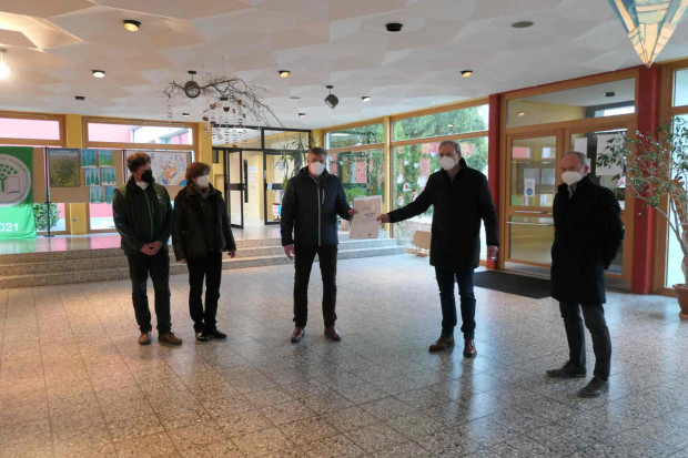 Übergabe der Auszeichnung als Naturpark-Schule  v. l. Oliver Kaiser, Elisabeth Steger, Thomas Weigel, Thomas Zöller, Rainer Kroth (Foto: Victoria Schuler)