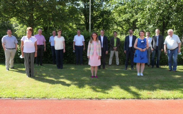 (v. L.) Christian Holzemer, Rüdiger Stenger, Stephan Amend, Thomas Zöller, Alexander Legler, Oliver Kaiser, Jens-Marco Scherf, Arno Bernard, Julian Bruhn, Armin Grein, Angelika Krebs, Elisabeth Steger, Sabine Sitter, Melanie Weippert; Foto: Andreas Gries