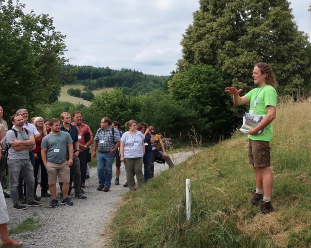Salomon erläutert Beweidung von Streuobstwiesen bei Dammbach (Foto Judith Henkel)