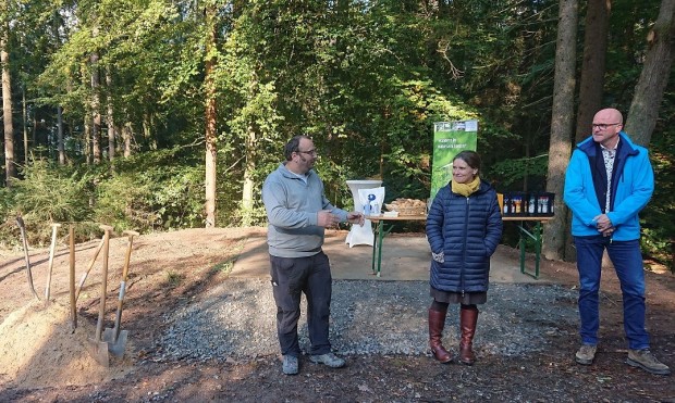 Begrüßungsworte und kurze Ansprachen beim feierlichen Spatenstich (v.l. Zimmerermeister und GF der Zimmerei Herchet, Ralph Herchet; 1. Vorsitzende und Landrätin Sabine Sitter; Stellvertr. Landrat AB Friedrich Fleckenstein), Foto J. Bruhn