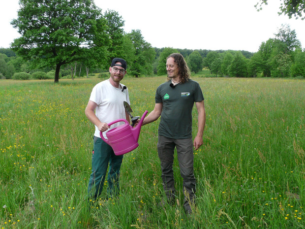 Rechtenbacher Dominic Herteux und Christian Salomon vom Naturpark Spessart auf der Weikertswiese (Foto: Bettina Weiz)