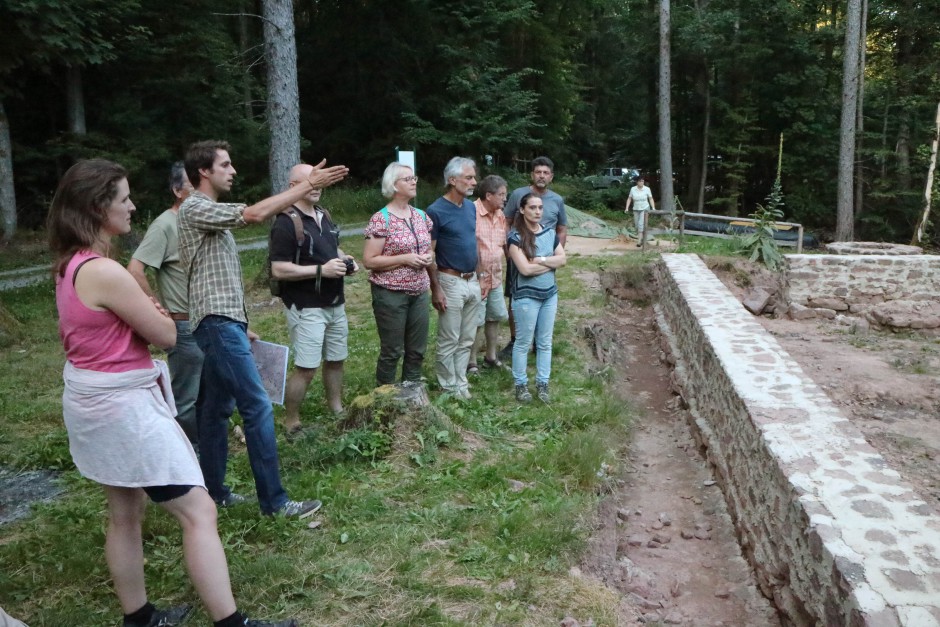 Archäologe David Enders erklärt den ZNL - Kurs - Teilnehmern die Klosteranlage Elisabethenzell