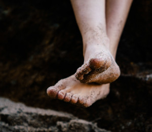 barefoot-beach-blur-1557252