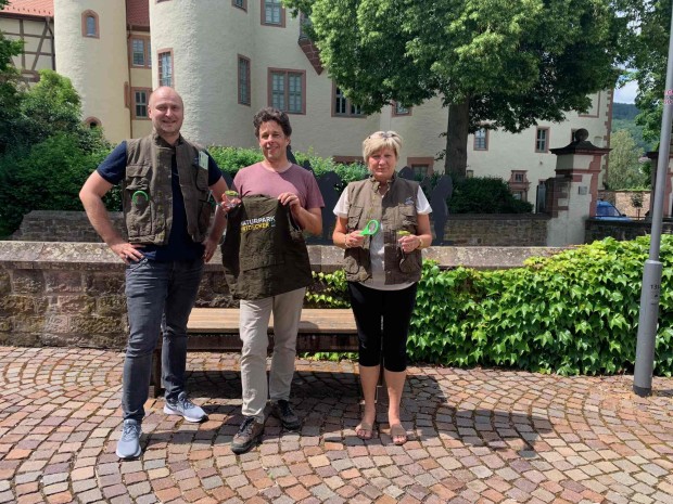(von links) Jürgen Goldbach, Oliver Kaiser und Hannelore Etzel freuen sich: Zehn Naturentdecker-Westen des Naturpark Spessart stehen nun bei der Touristeninformation Lohr zum Ausleihen bereit. (Foto: Christina Rüb)