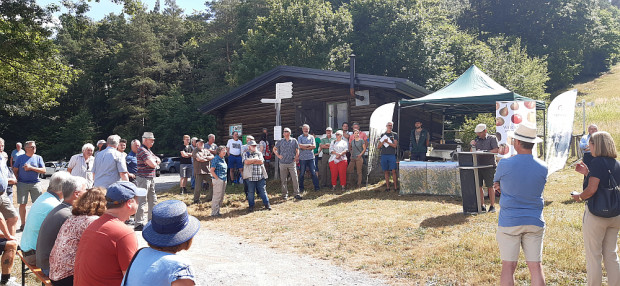 Bergrüßung durch Eberhard Heider (AELF), einer der Initiatoren des Streuobsttags in Mönchberg (Foto: Christian Salomon)