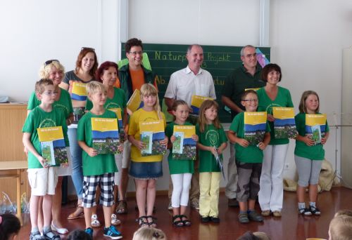 Übergabe Berichsheft Jahresabschlussfeier der Naturparkschule Partenstein