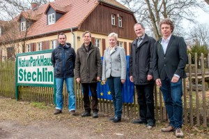 Presseauftakt im Naturpark Stechlin-Ruppiner Land mit Projektleiter Michael Zauft (links), Brandenburgs Umweltstaatssekretärin Dr. Carolin Schilde (Mitte), NABU-Stiftungsvorsitzender Christian Unselt (2. v. rechts)und Naturparkleiter Dr. Mario Schrumpf (rechts) - Foto: Nora Künkler 