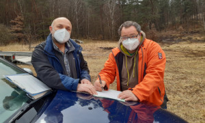 Heiko Strobel vom Naturpark und Arne Taudte bei der Abnahme. ©Mario Schrumpf