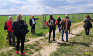 Dr. Mario Schrumpf zeigt das in Zusammenarbeit zwischen Naturpark, LPV und Kommune entstandene Heckenprojekt am Weg zwischen Katerbow und Netzeband. © Olaf Wolff