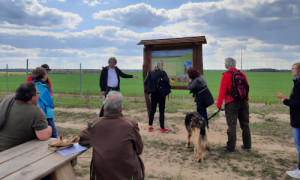 Rund 100 Meter östlich des Mittelpunktes des Landkreises OPR findet sich am neu erschlossenen Verbidnungsweg zwische Katerbow und Netzeband neben einer Gehölzpflanzung auch ein kleiner Platz zum Rasten und Informationen sammeln. © Olaf Wolff