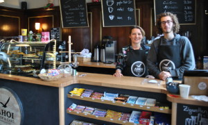 Inhaberin Amelie Kemmerzehl mit ihrem Mitarbeiter im "Ahoi Shop&Cafe"