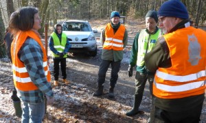 Einsatzbesprechung am Straßenrand