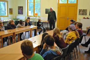 Apfelmann Jürgen Sinnecker begeistert die Kids der Naturparkschule Menz für alte Apfelsorten