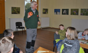 Zehdenicks Apfelmann Jürgen Sinnecker diskutiert mit Schülern der Menzer Naturparkschule über Äpfel.