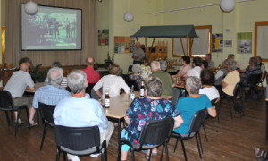 Die Besucher folgen aufmerksam dem Vortrag von Dr. Wolfgang Henkel.