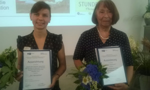 Susanne Ludwig (Drei Jahreszeiten) und Gudrun Lomas (KuNO e. V.) präsentieren stolz ihre Urkunden.