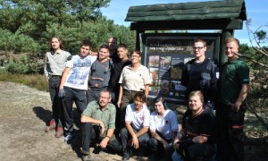 Gruppenfoto vor Infotafel