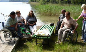 Rollstuhlfahrer aus dem Haus Rheinsberg nutzen regelmäßig die Badestelle