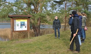 Egbert Witzlau, Bundesfreiwilliger in unserem Naturpark berichtet über seine Arbeit bei der Unterhaltung der Infotafeln.