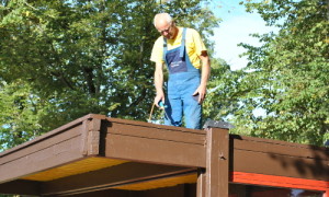 Klaus Bresemann bei der Dachsanierung