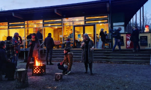 Das Stechlinseecenter in Neuglobsow, mit den Café Glasklar, ist auch im Winter ein Treffpunkt. © Leo Tiede