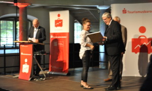 Kerstin Tammer (Tourismusinformation Fürstenberg/H.) nimmt aus den Händen von Wirtschaftsminister Prof. Jörg Steinbach die wiederholte Auszeichnung mit dem Service-Q entgegen.