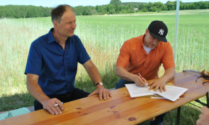 Landrat Ralf Reinhardt und der Präsident des Landesamtes für Umwelt unterzeichnen die Kooperationsvereinbarung. © Mario Schrumpf