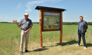 Amtsdirektor Thomas Kresse und Andreas Bergmann, Geschäftsführer des Landschaftspflegeverbandes übergeben die Infotafel. © Mario Schrumpf