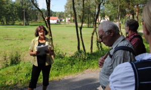 Renate Fechner, zertifizierte Natur- und Landschaftsführerin, liest in Schulzenhof aus Eva und Erwin Strittmatters Werken. (Foto: Dr. Mario Schrumpf)