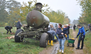 Nach der Pflanzung wurde mit Wasser aus dem Wasserwagen freißig angegossen. © Dr. Mario Schrumpf