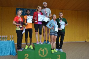 So sehen Sieger aus! Die Gewinner über 25 km bei den Damen und Herren.