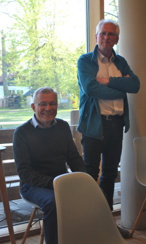 Manfred Lütkepohl und Dr. Martin Flade (vlnr) im Café Glasklar bei der feierlichen Vorstellung der Neuauflage des Buches "Das Naturschuttzgebiet Stechlin" © Dr. Mario Schrumpf