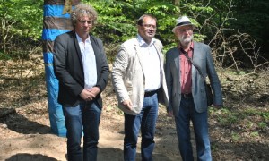 "Naturparkleiter Mario Schrumpf, Minister Jörg Vogelsänger und Künstler Kuno Lomas"