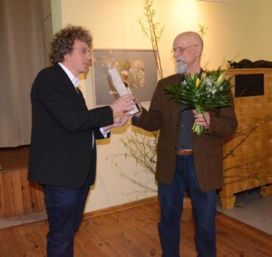 Naturparkleiter Dr. Mario Schrumpf bedankt sich beim Vorsitzenden des Fördervereins, Dr. Wolfgang Henkel