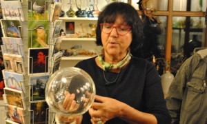 Renate Fechner zeigt eine Leuchte der Hamburger Elbphilarmonie.