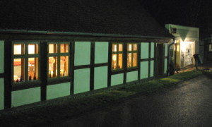 Vorweihnachtlich erleuchtetes Glasmacherhaus.