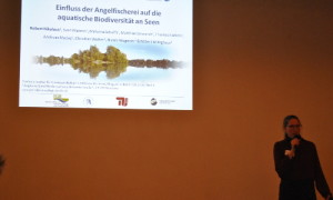 Malwina Schaft referiert über Möglichkeiten einer nachhaltigen Angelfischerei.