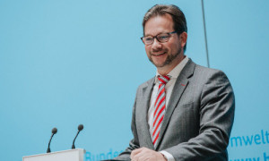 In seiner Rede würdigt Florian Pronold das Engegement der ausgezeichneten Unternehmen. (Foto: BMU Sascha Hilgers)