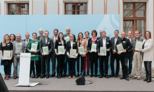 Gruppenfoto der Preisträger (Foto: BMU Sascha Hilgers)